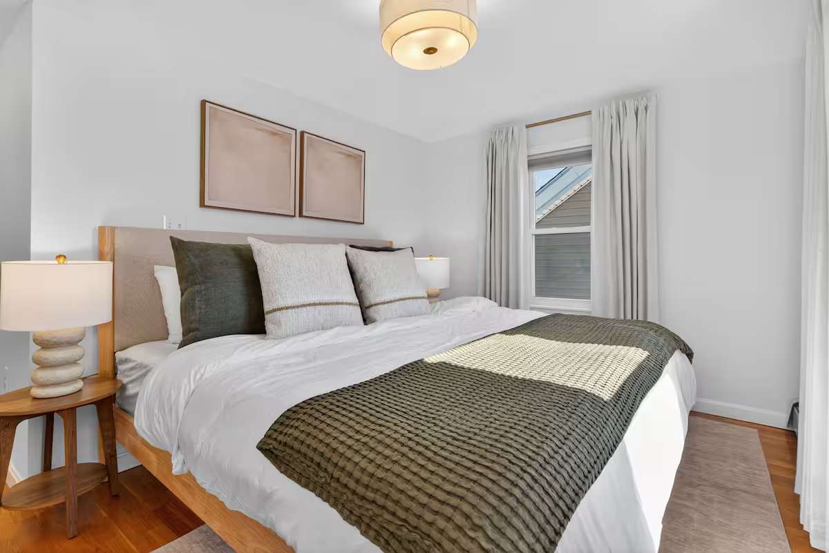 Cambridge 3BR — bedroom