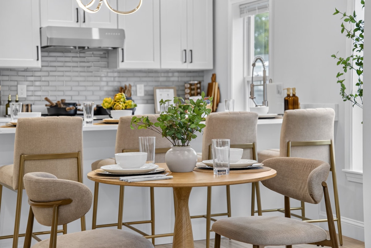 Somerville game-room 3BR — dining