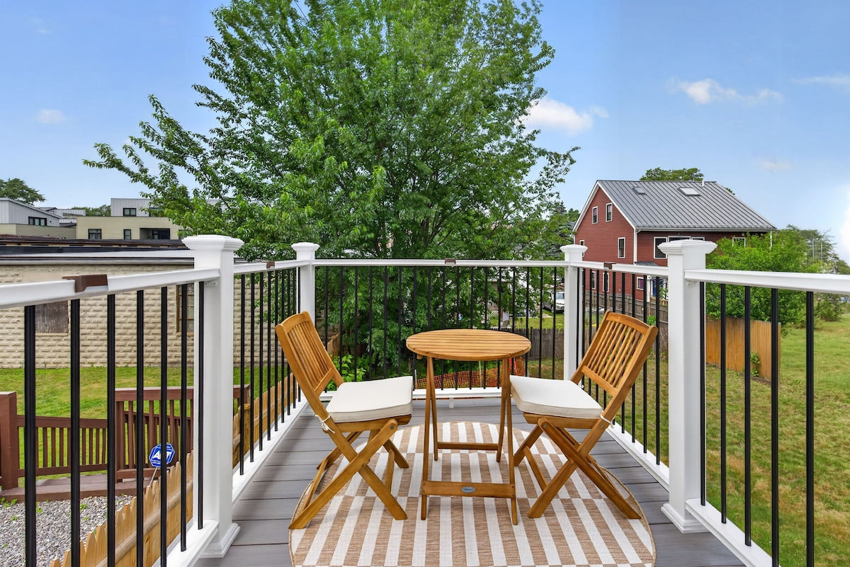 Somerville balcony 3BR — balcony bistro seating