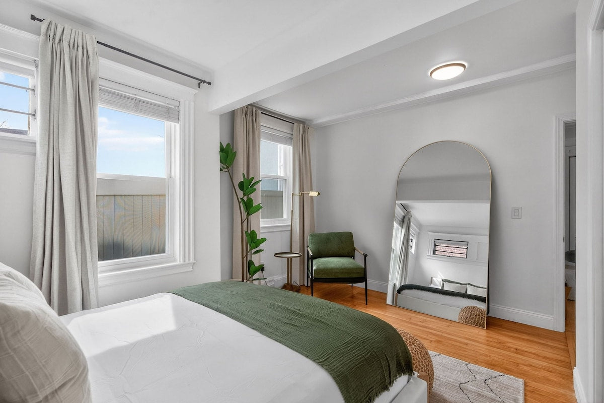 Cambridge Contemporary — bedroom mirror