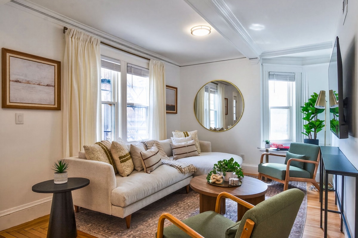 Luxury Cambridge Hideaway — living room by Elite Host Partners