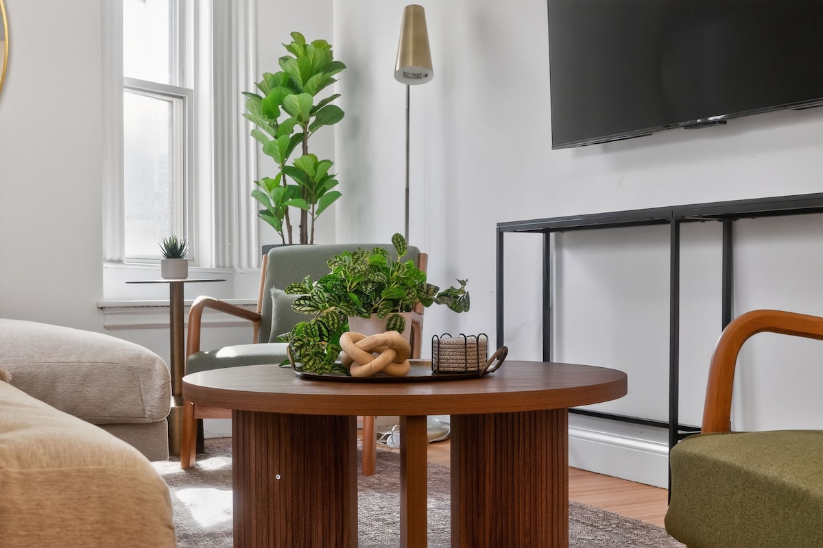 Luxury Cambridge Hideaway — dining and media console