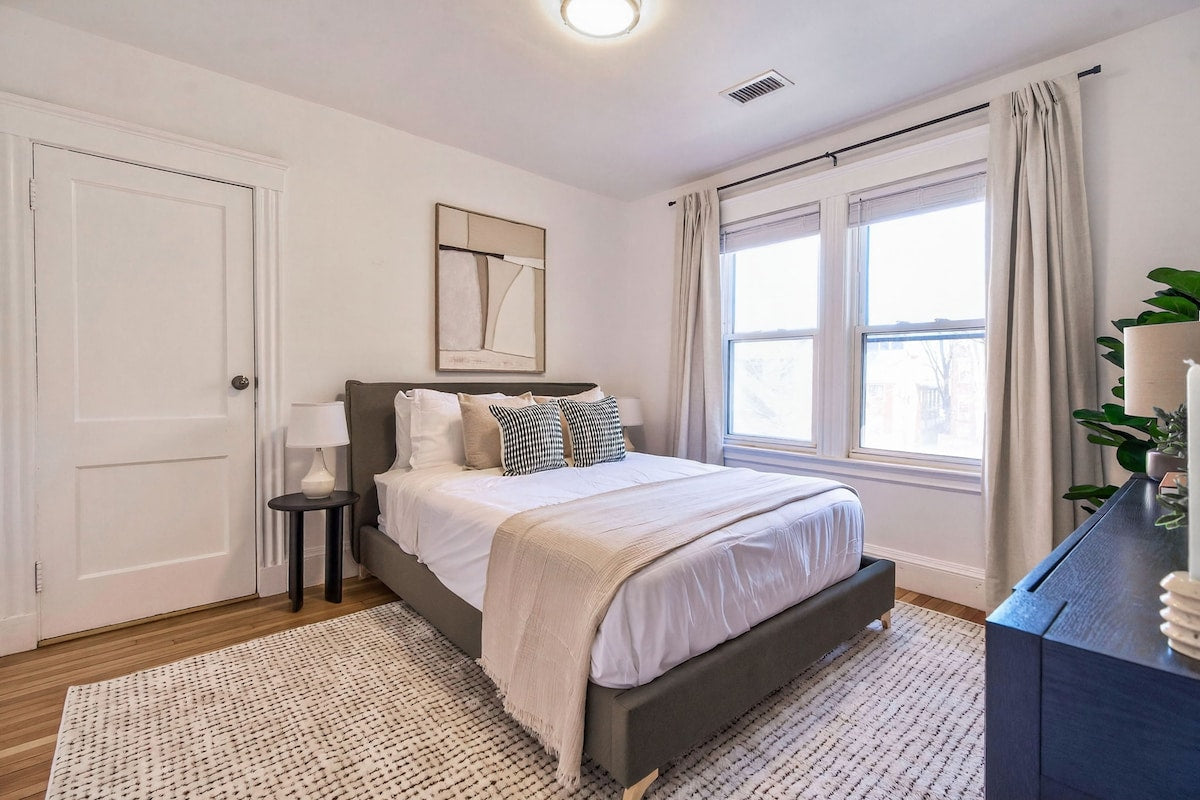 Luxury Cambridge Hideaway — bedroom