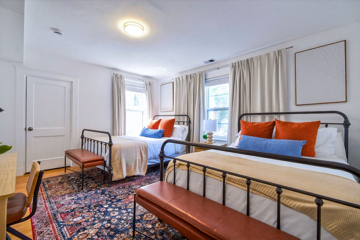 Luxury Cambridge Hideaway — bedroom