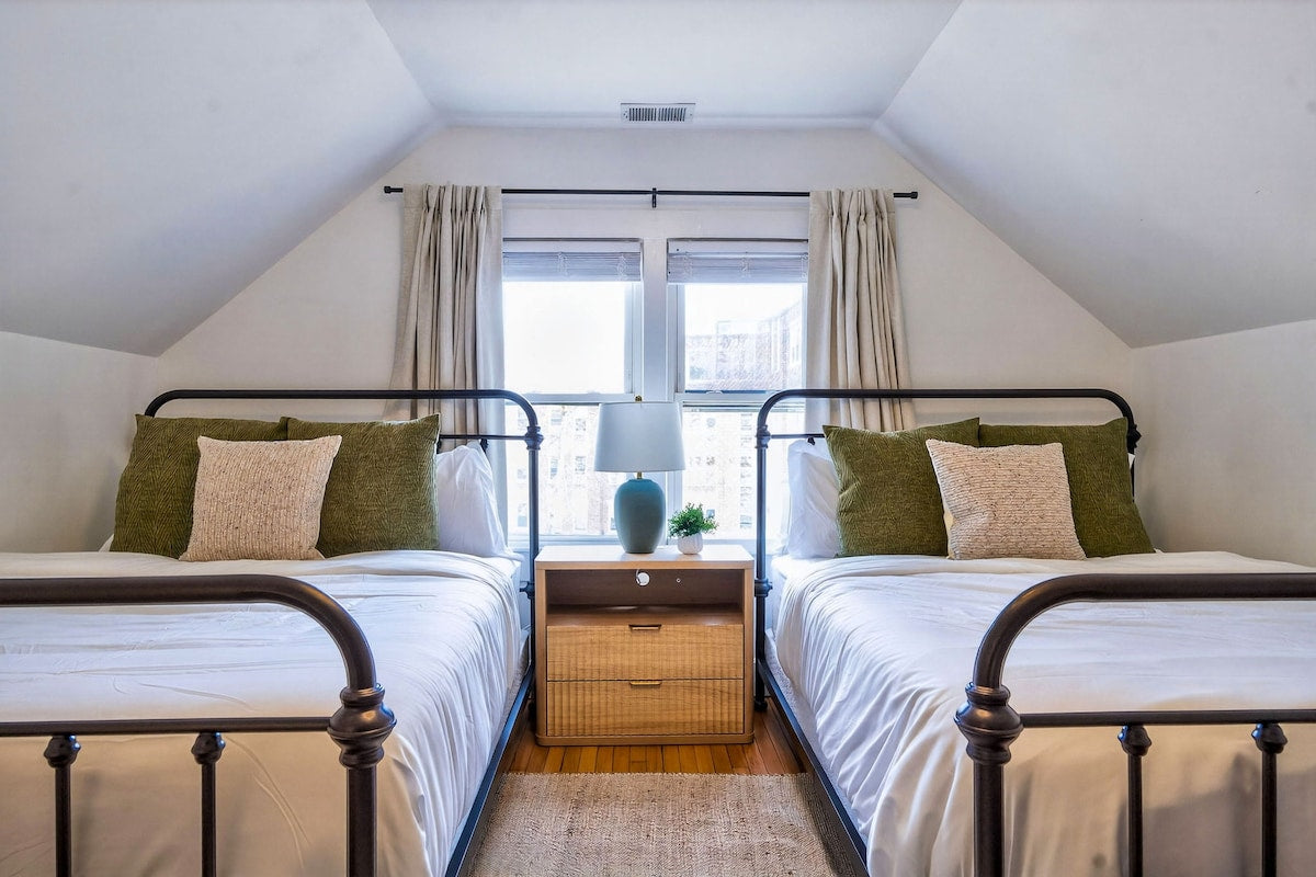 Quiet Elegance Nest — twin bedroom